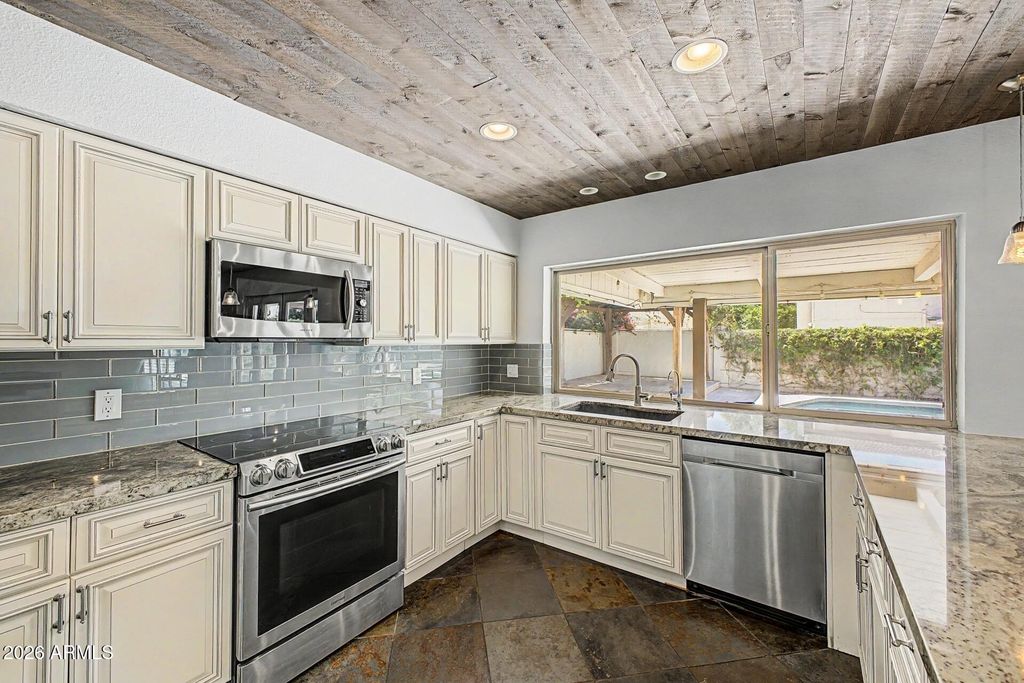 Image 11 of property listing at 1613 E WEATHERVANE Lane, Tempe, AZ 85283