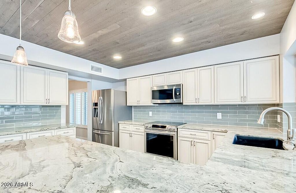 Image 12 of property listing at 1613 E WEATHERVANE Lane, Tempe, AZ 85283