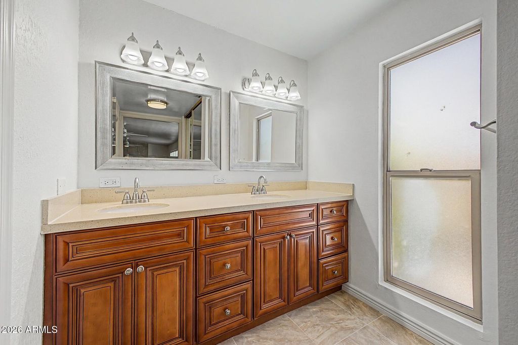 Image 16 of property listing at 1613 E WEATHERVANE Lane, Tempe, AZ 85283