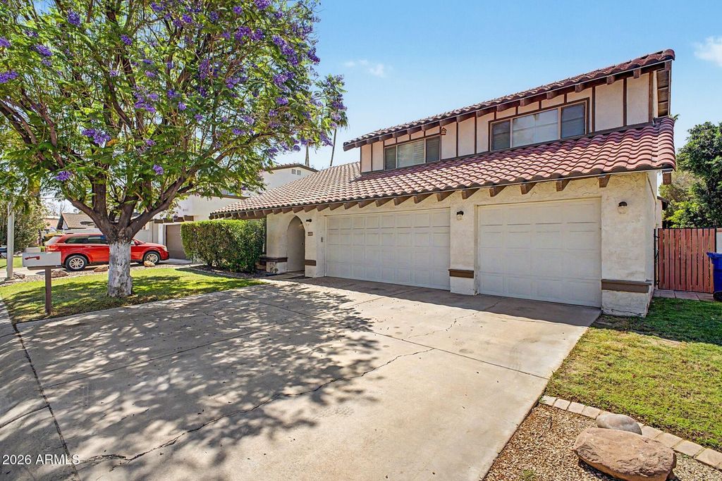 Image 2 of property listing at 1613 E WEATHERVANE Lane, Tempe, AZ 85283