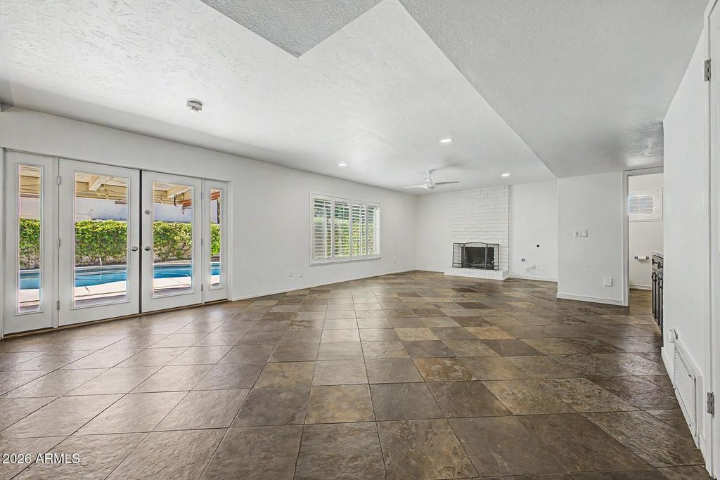 Image 7 of property listing at 1613 E WEATHERVANE Lane, Tempe, AZ 85283