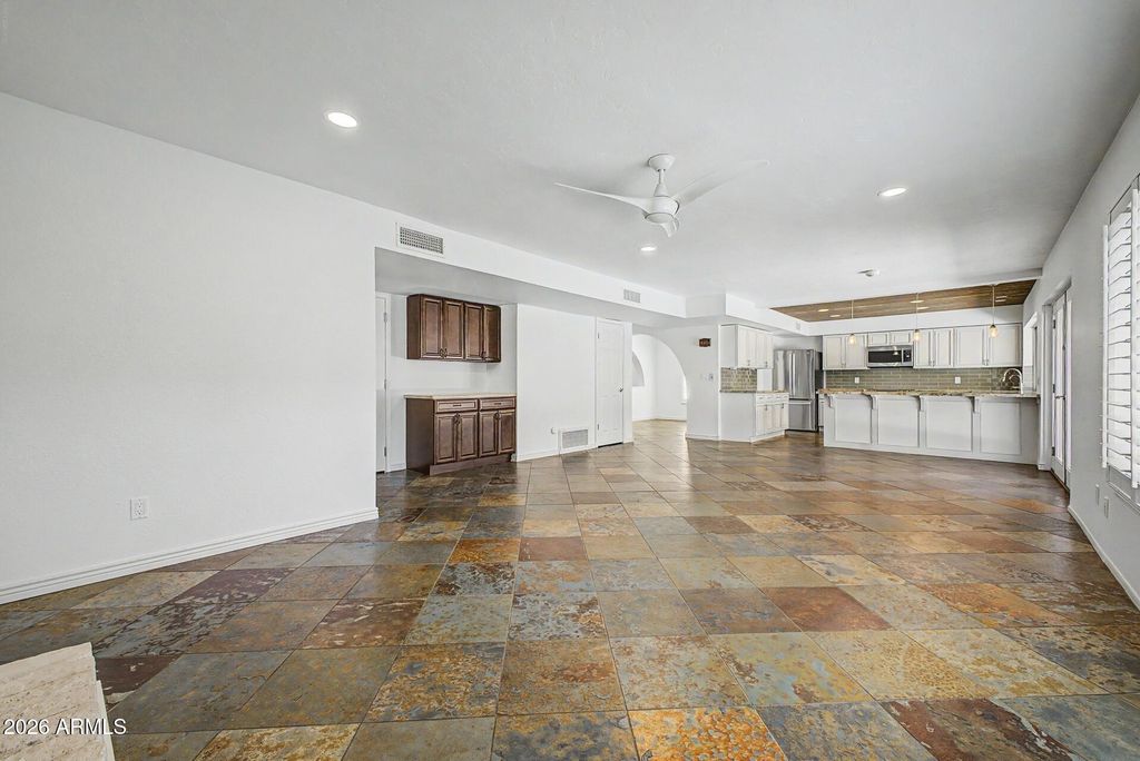 Image 8 of property listing at 1613 E WEATHERVANE Lane, Tempe, AZ 85283