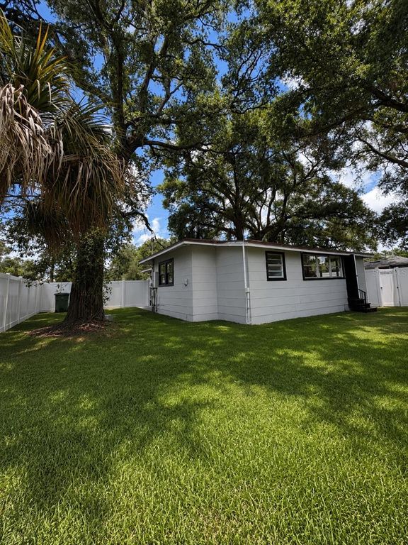 Image 26 of property listing at 1221 E DR MARTIN LUTHER KING JR BOULEVARD, Tampa, FL 33603