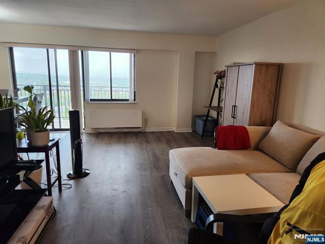 233 12th Street 4E, Palisades Park, NJ 07650