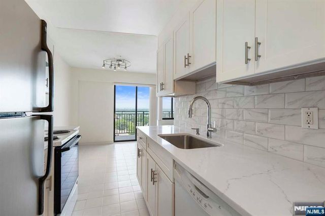 233 12th Street 4E, Palisades Park, NJ 07650