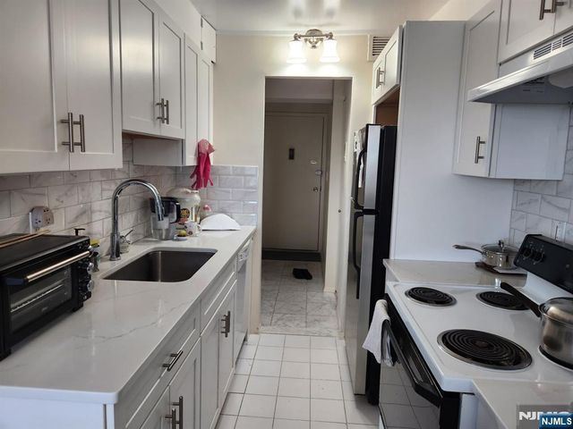 233 12th Street 4E, Palisades Park, NJ 07650