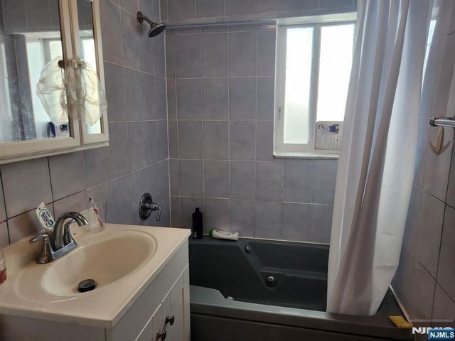233 12th Street 4E, Palisades Park, NJ 07650