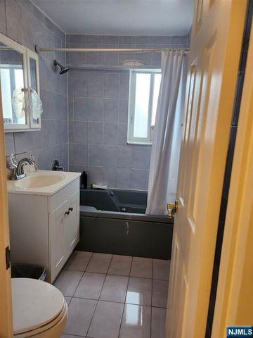 233 12th Street 4E, Palisades Park, NJ 07650