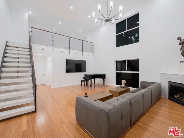 7062 Hawthorn Avenue A2, Los Angeles, CA 90028