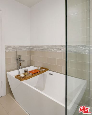 165 N Swall Drive 101, Beverly Hills, CA 90211