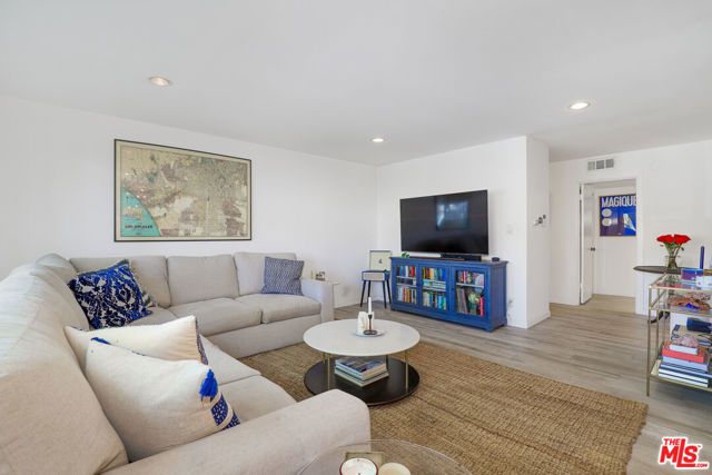 165 N Swall Drive 101, Beverly Hills, CA 90211