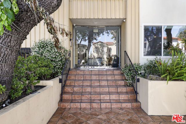 165 N Swall Drive 101, Beverly Hills, CA 90211