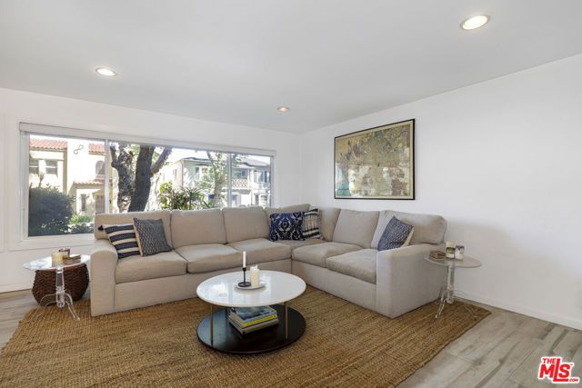 165 N Swall Drive 101, Beverly Hills, CA 90211