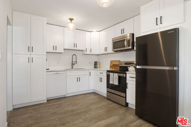 165 N Swall Drive 101, Beverly Hills, CA 90211