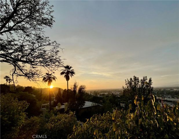 3915 Fredonia Drive, Studio City, CA 90068