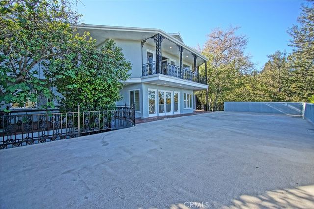 3915 Fredonia Drive, Studio City, CA 90068
