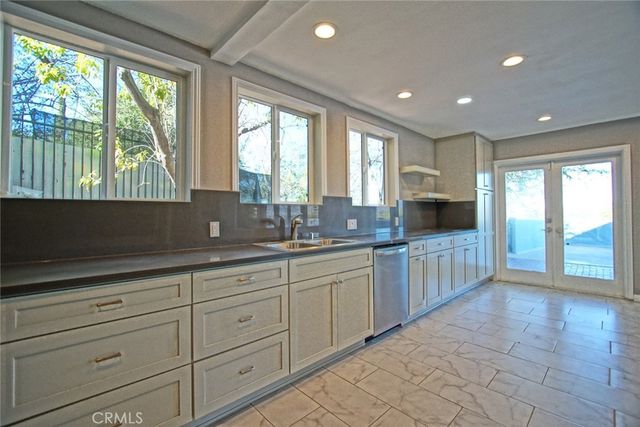 3915 Fredonia Drive, Studio City, CA 90068