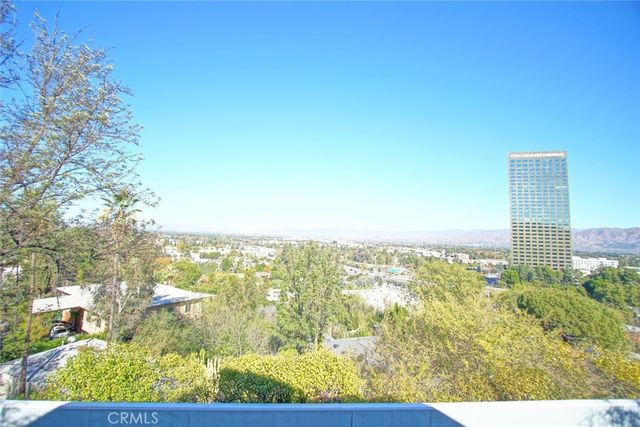 3915 Fredonia Drive, Studio City, CA 90068