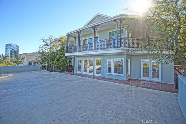 3915 Fredonia Drive, Studio City, CA 90068