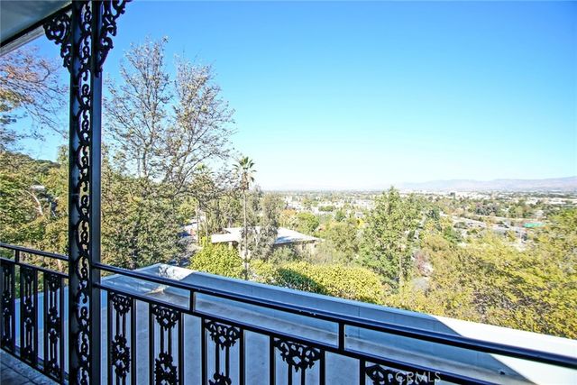 3915 Fredonia Drive, Studio City, CA 90068