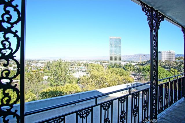 3915 Fredonia Drive, Studio City, CA 90068