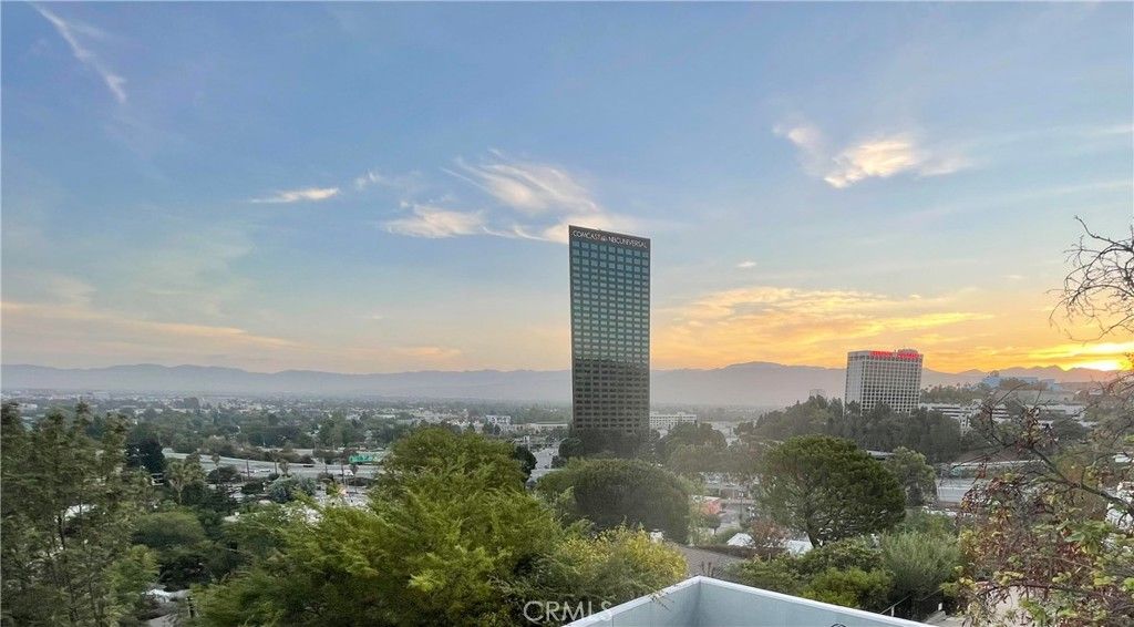 3915 Fredonia Drive, Studio City, CA 90068