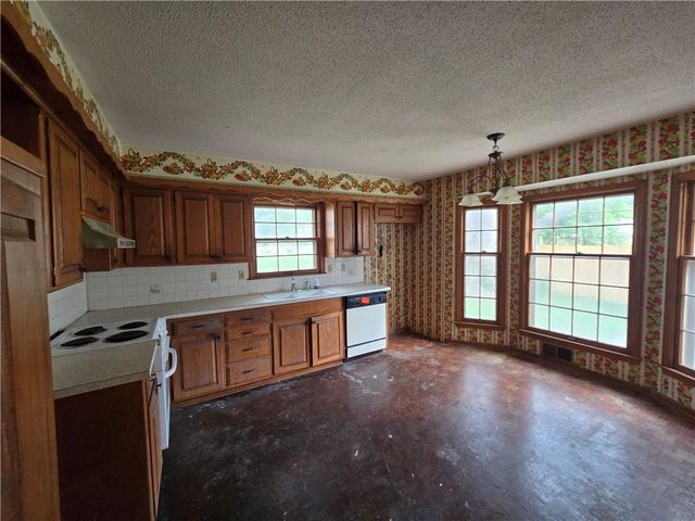 12905 Manchester Avenue, Grandview, MO 64030