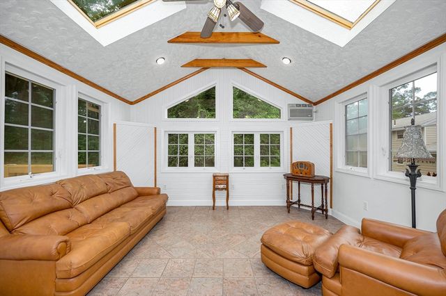 14 Kirk Rd, Billerica, MA 01821