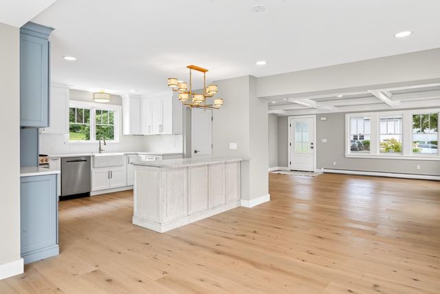 10 Vesper Avenue, Falmouth, MA 02540