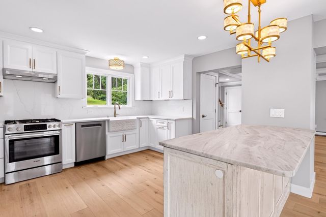 10 Vesper Avenue, Falmouth, MA 02540