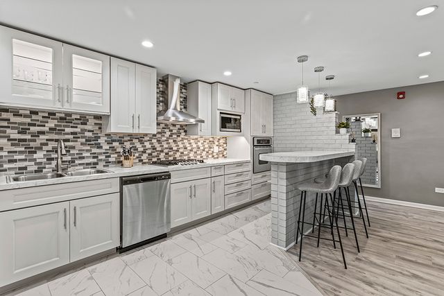 9954 S 84th Terrace 109, Palos Hills, IL 60465