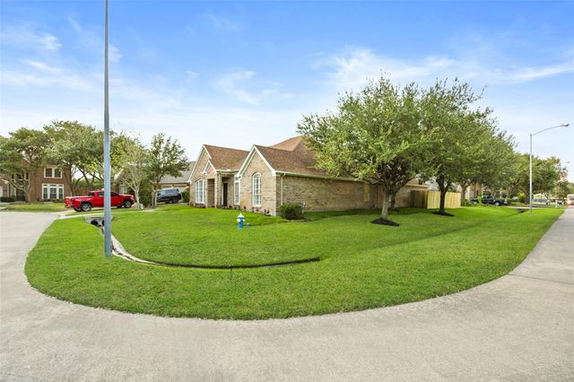 30 Crestview Trail, Houston, TX 77082