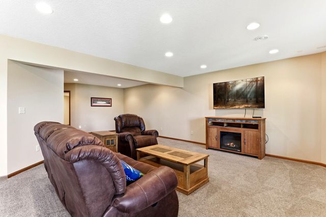 8148 Ithaca Lane N, Maple Grove, MN 55311