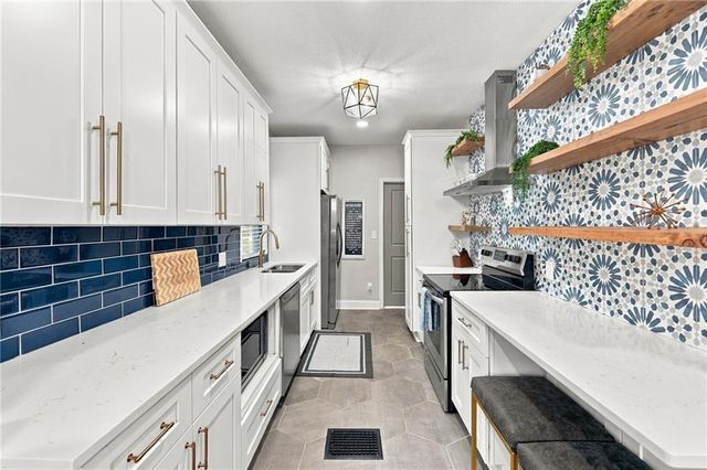 700 E 43rd Street, Kansas City, MO 64110