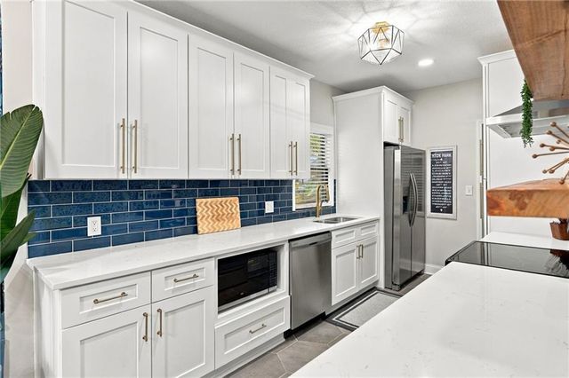 700 E 43rd Street, Kansas City, MO 64110