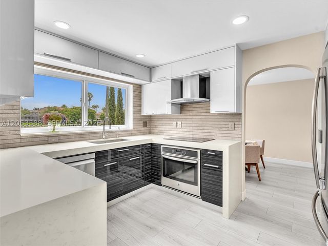 1385 NW 192nd Ter, Pembroke Pines, FL 33029