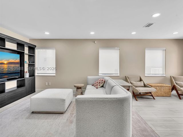 1385 NW 192nd Ter, Pembroke Pines, FL 33029