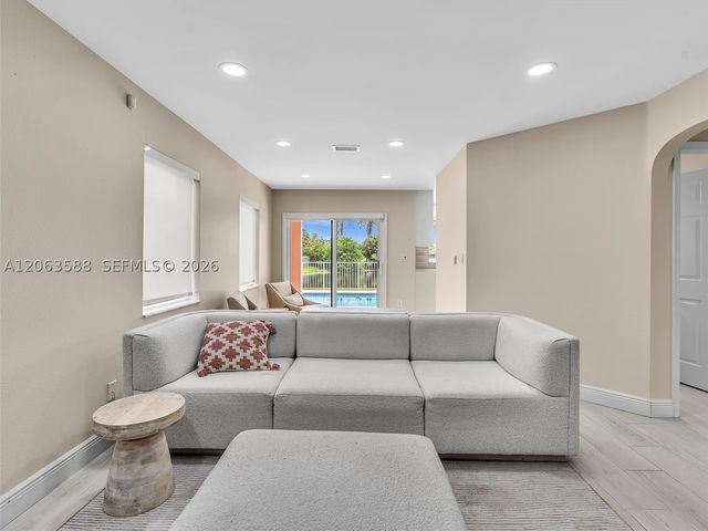 1385 NW 192nd Ter, Pembroke Pines, FL 33029