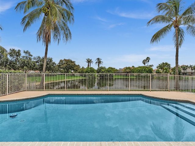 1385 NW 192nd Ter, Pembroke Pines, FL 33029