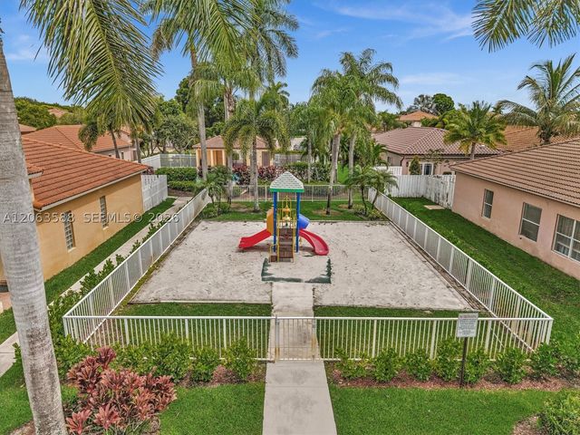 1385 NW 192nd Ter, Pembroke Pines, FL 33029