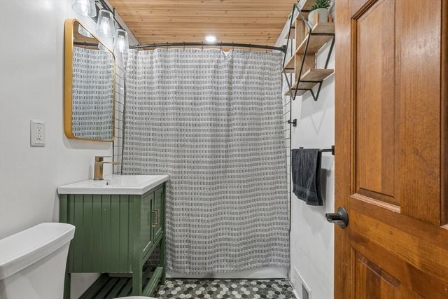 58 Acker Cir, Chicopee, MA 01013