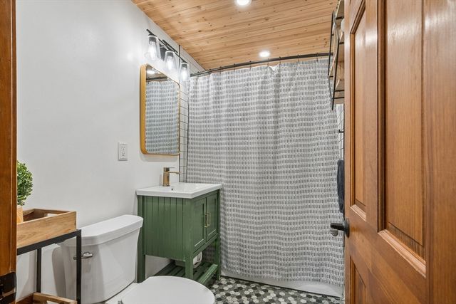 58 Acker Cir, Chicopee, MA 01013