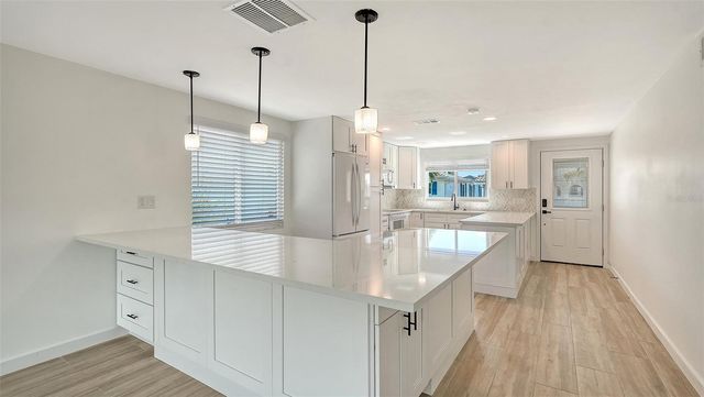 909 SPANISH DRIVE N, Longboat Key, FL 34228