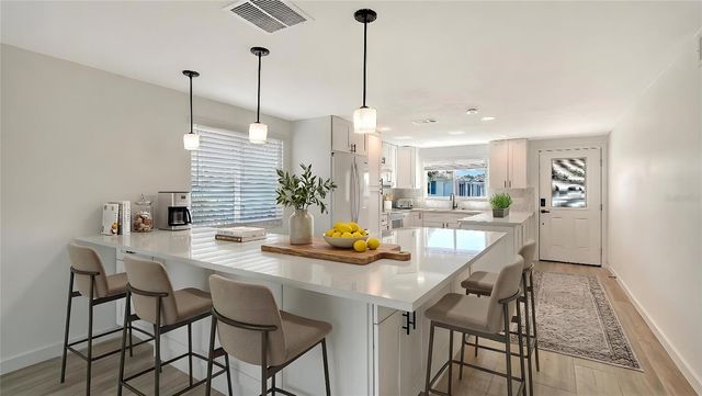 909 SPANISH DRIVE N, Longboat Key, FL 34228