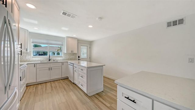 909 SPANISH DRIVE N, Longboat Key, FL 34228