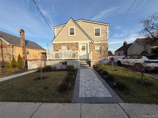6 Marwood Road S, Port Washington, NY 11050