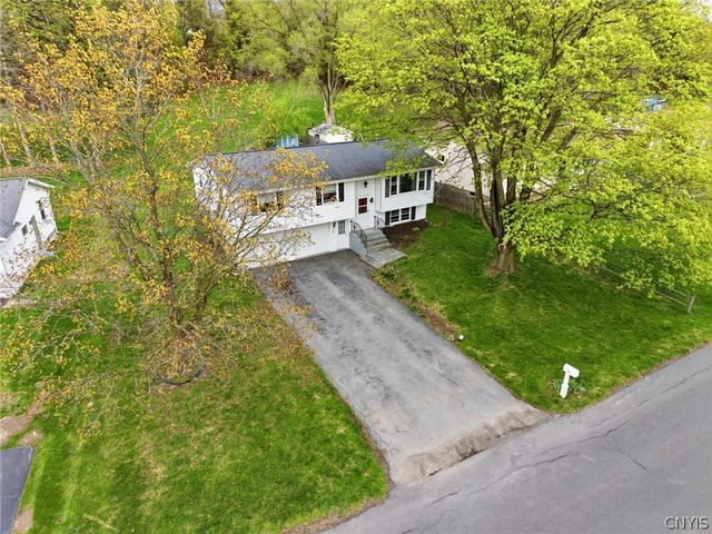 303 Crestwood Drive, Camillus, NY 13031