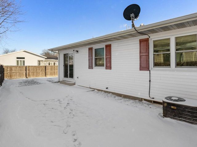 1102 E Cedar AVENUE, Manitowoc, WI 54220