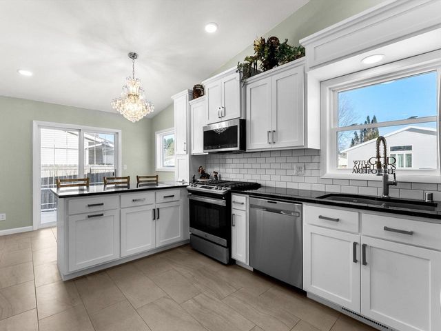 1102 E Cedar AVENUE, Manitowoc, WI 54220