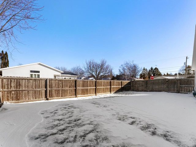 1102 E Cedar AVENUE, Manitowoc, WI 54220